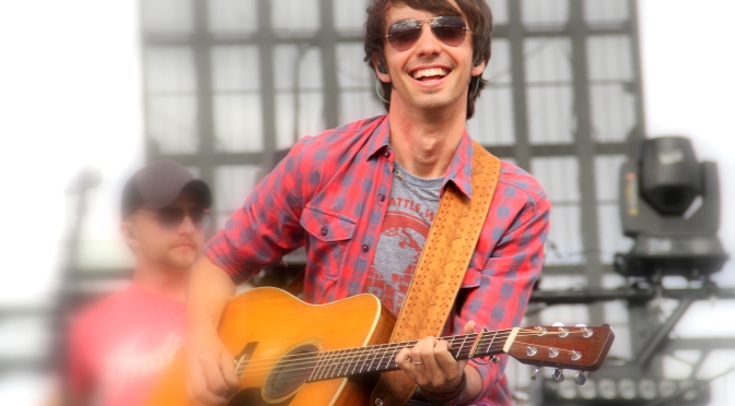 Mo Pitney Releases Highly Anticipated Debut Album ‘Behind This Guitar’ – Listen